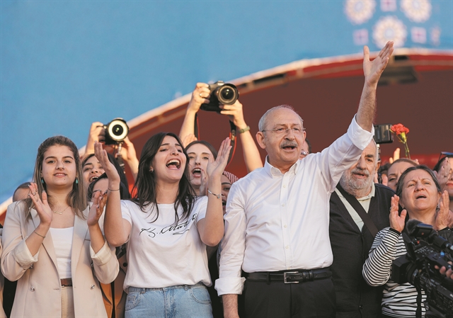 Καλεί τους νέους να ψηφίσουν την αλλαγή