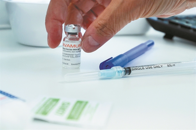 Στη μάχη με «διδύναμα» εμβόλια