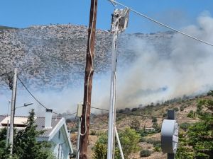 Γλυφάδα: Φωτιά ξέσπασε στις παρυφές του Υμηττού