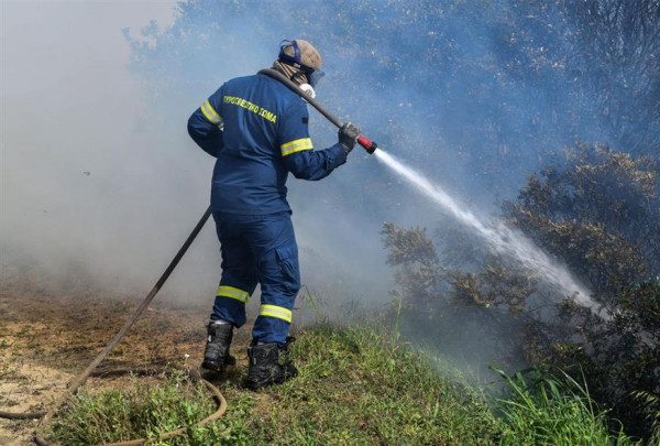 Κορινθία: Φωτιά καίει δασική έκταση στην Περαχώρα