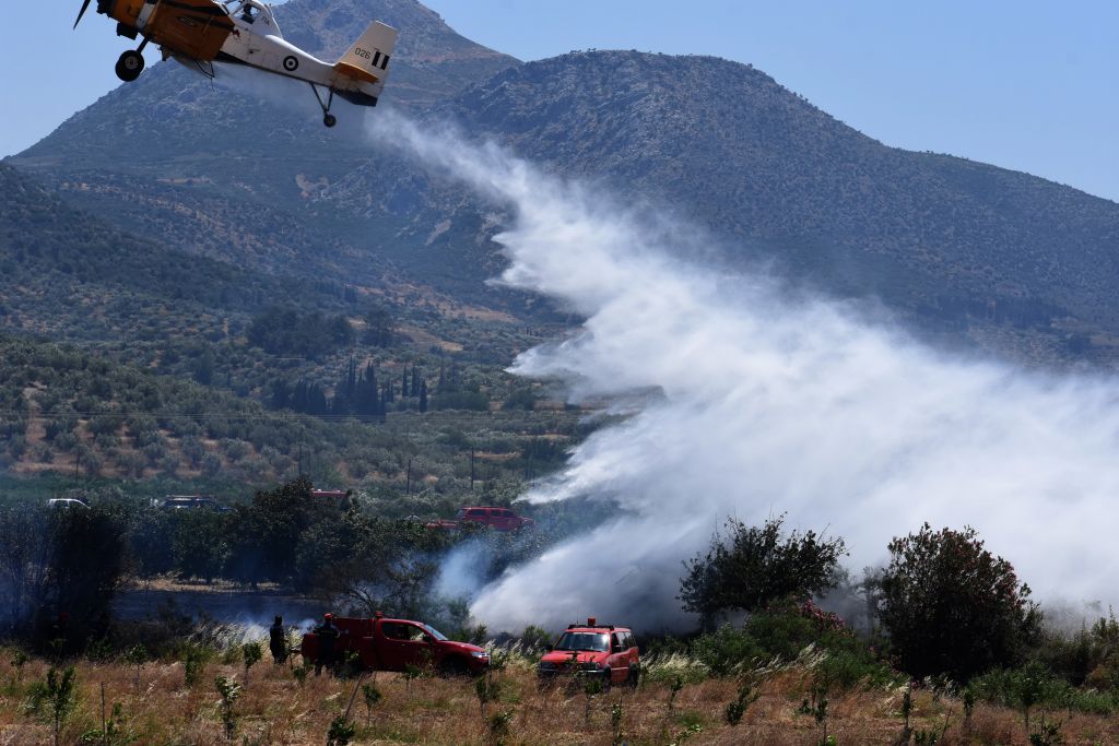 Ενισχύονται οι πυροσβεστικές δυνάμεις στη φωτιά στη Γλυφάδα – Ανησυχία λόγω των ισχυρών ανέμων που πνέουν στην περιοχή