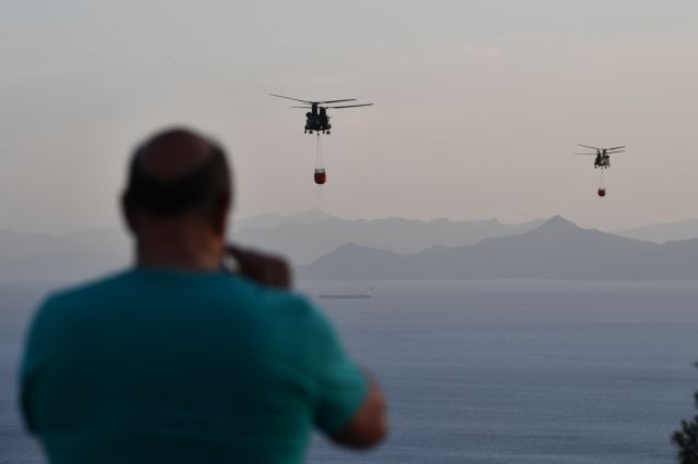 Ανεξέλεγκτη η πυρκαγιά κινείται προς τη Βάρη – Συνεχείς αναζωπυρώσεις