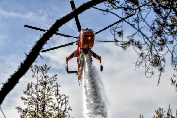 Φωτιά στην Αμφισσα: Προληπτική εκκένωση της Μονής Προφήτη Ηλία