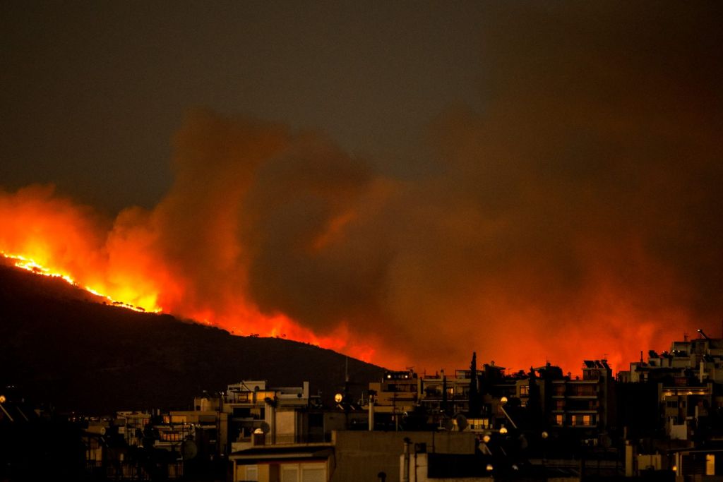 Πάνω από 400 πυροσβέστες στα πύρινα μέτωπα