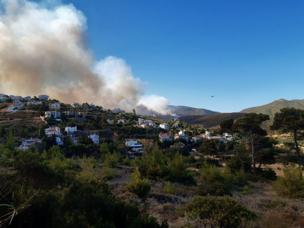 Φωτιά στο Νταού Πεντέλης – Επιχειρούν όλα τα εναέρια μέσα της Αττικής