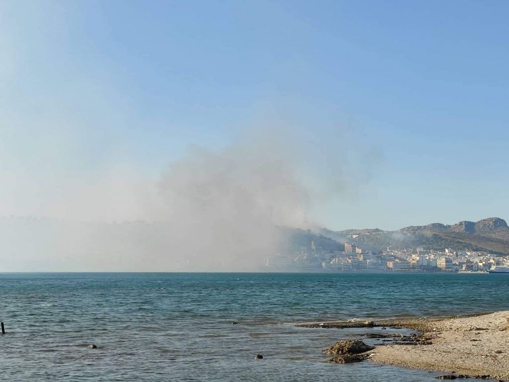 Φωτιά στη Σαλαμίνα: Εκκενώνεται το Κέντρο Υγείας