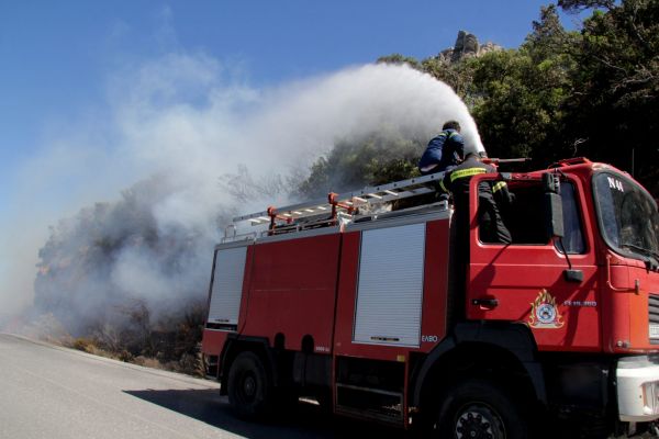 Φωτιά στη Φέριζα – Δεύτερο μήνυμα εκκένωσης από το 112 για τη φωτιά δίπλα σε σπίτια