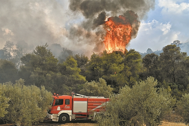 Σε ύφεση η φωτιά στο Σέιχ Σου, ανεξέλεγκτη στην Κορινθία