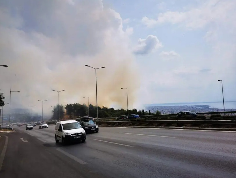 Φωτιά στους πρόποδες του Σέιχ Σου – Μεγάλη κινητοποίηση από την πυροσβεστική