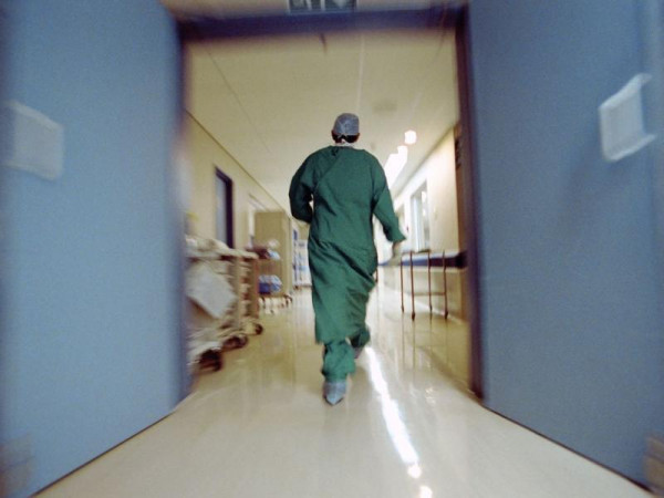 Κοροναϊός: Αγγιξαν τις 400 οι καθημερινές εισαγωγές στα νοσοκομεία – Ανησυχεί η αύξηση των θανάτων