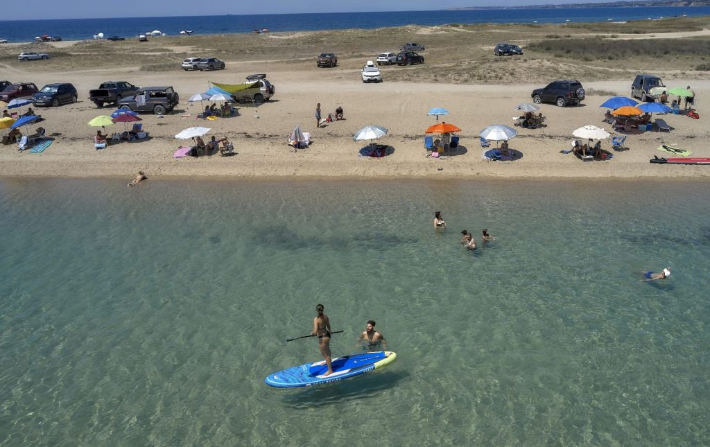 Στα ύψη τα κρούσματα σε δημοφιλείς τουριστικούς προορισμούς