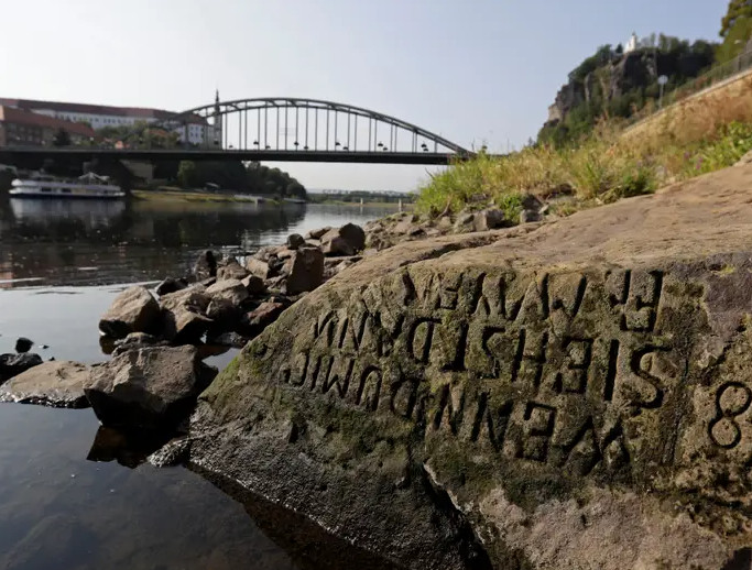 Ξηρασία: Εμφανίστηκαν οι πέτρες της πείνας σε ποτάμια Γερμανίας και Τσεχίας