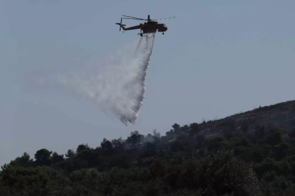 Φωτιά στο Χαϊδάρι: Επιχειρούν εναέρια μέσα