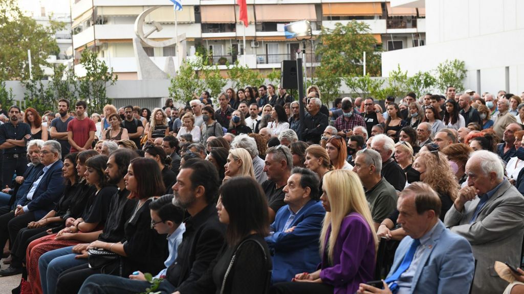 Το «τελευταίο αντίο» στον Κώστα Καζάκο στην έδρα του ΚΚΕ στον Περισσό