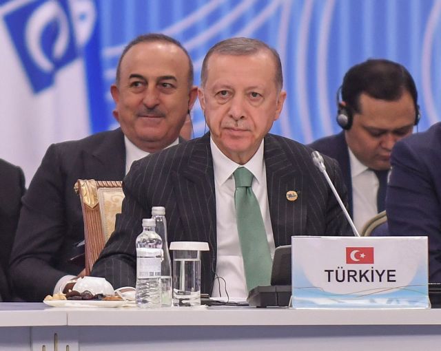 Πώς η Τουρκία προσπαθεί να ισορροπήσει ανάμεσα σε Ανατολή και Δύση