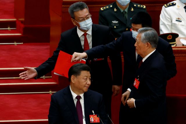 Κίνα: Γιατί έβγαλαν «σηκωτό» από το χώρο του συνεδρίου του ΚΚ τον πρώην πρόεδρο