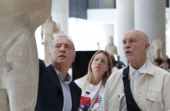 Ο Τζον Μάλκοβιτς στο Μουσείο της Ακρόπολης – Υπέρ της επιστροφής των Γλυπτών του Παρθενώνα