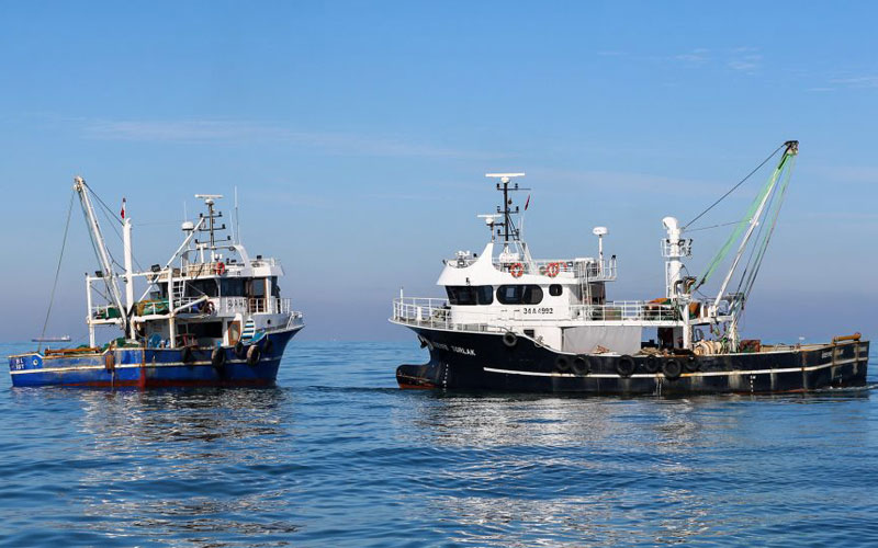 Τουρκικά πλοία συνόδευαν στα ελληνικά χωρικά ύδατα τη βάρκα με τους μετανάστες