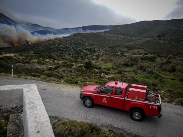 Φωτιά καίει χαμηλή βλάστηση στην Αίγινα