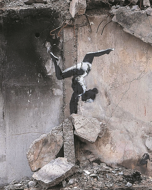 Η αθλήτρια του Banksy στα ερείπια της Ουκρανίας