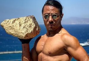 Ο Salt Bae απαντά στις κριτικές με… μια «χρυσή» μπριζόλα – Μετά τον σάλο για τον λογαριασμό των 161.000 ευρώ