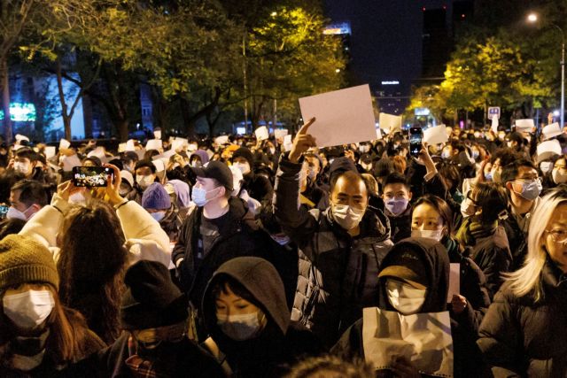Κίνα: Νέα βίαια επεισόδια σε διαδηλώσεις – Ελαφρά μείωση των κρουσμάτων
