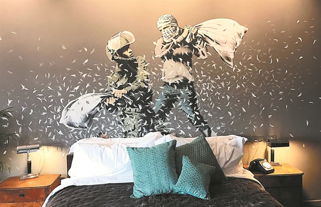 Ο Banksy στον τοίχο ενός ξενοδοχείου