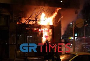 Μεγάλη φωτιά σε κατάστημα της Θεσσαλονίκης