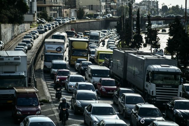 Κίνηση στους δρόμους: Χάος στον Κηφισό μετά από καραμπόλα επτά αυτοκινήτων