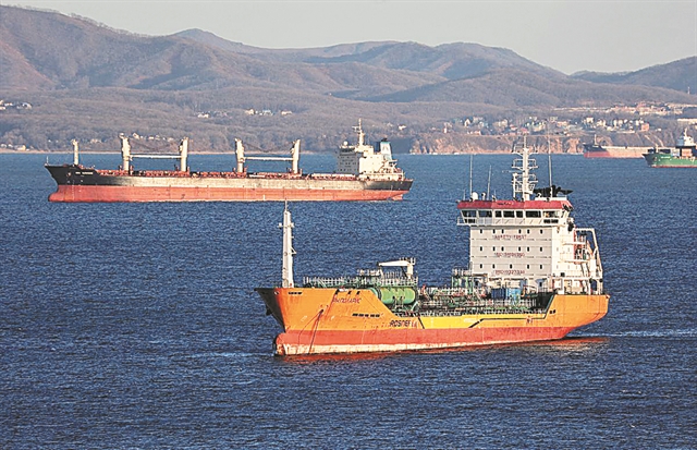 Στο μισό έπεσε η κίνηση τάνκερ σε ρωσικά λιμάνια