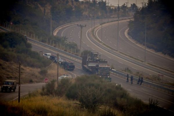 Εκτροπή κυκλοφορίας στην Αθηνών – Κορίνθου – Διαμαρτυρίες για τον τραυματισμό του 16χρονου Ρομά