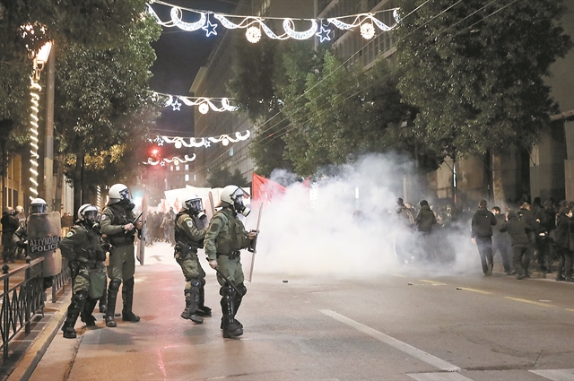 Νύχτα έντασης μετά τον θάνατο του 16χρονου