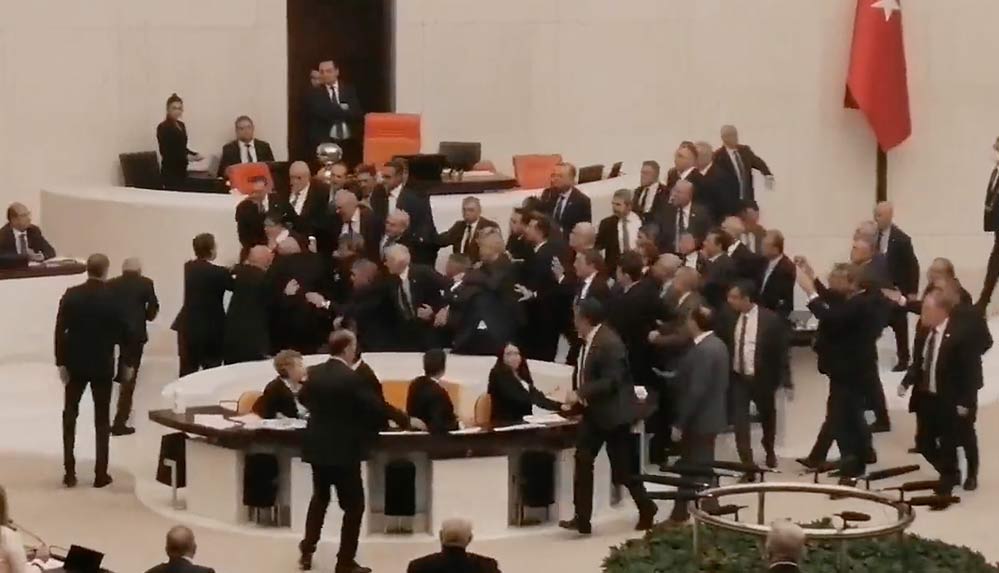 Τουρκία: Ξύλο στο κοινοβούλιο στη συζήτηση για τον προϋπολογισμό