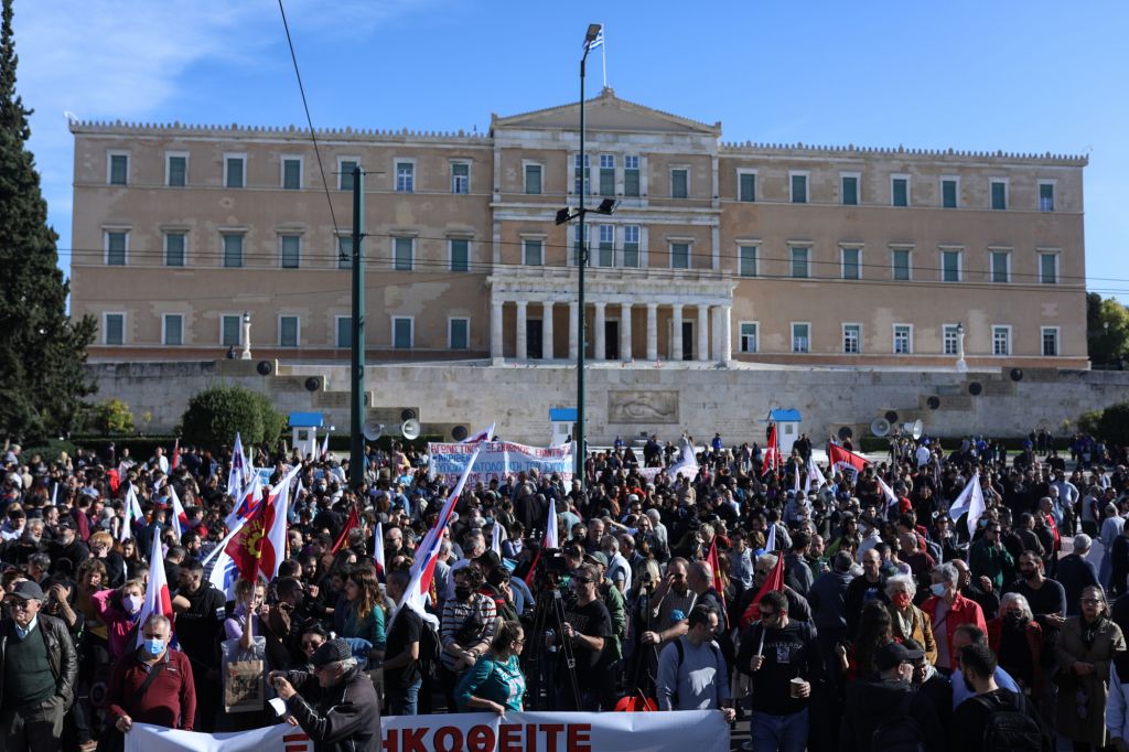 Κλιμάκωση για ΣΣΕ και αυξήσεις – Μαζικό συλλαλητήριο ενάντια στον προϋπολογισμό