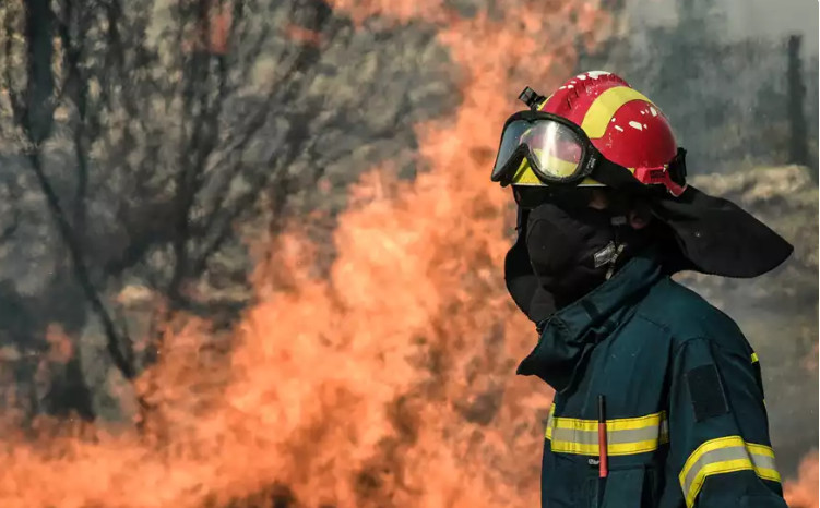 Σε πυροσβέστες και ένστολους σωφρονιστικούς