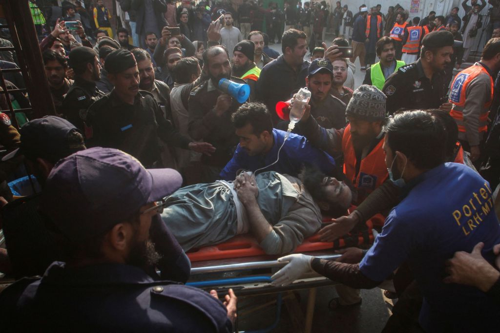 Πακιστάν: Αιματοκύλισμα με τουλάχιστον 33 νεκρούς από την έκρηξη στο τζαμί