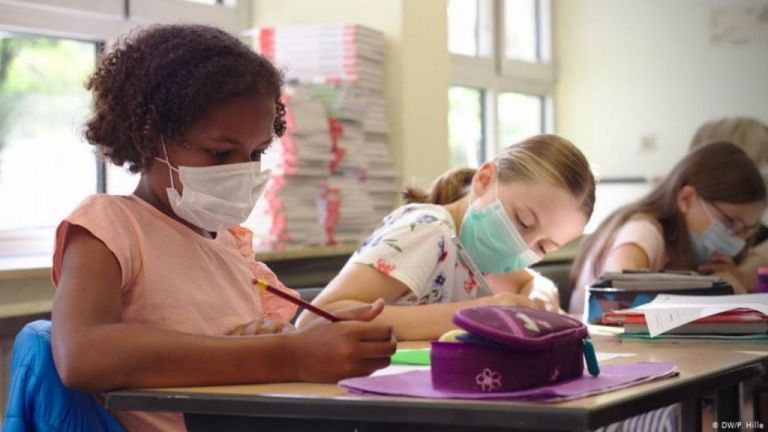 Αθηνά Λινού: «Τα παιδιά στο σχολείο μόνο με μάσκα και καθημερινά τεστ σε χώρους που συγκεντρώνεται κόσμος»