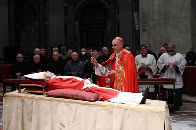 Βατικανό: Σε λαϊκό προσκύνημα η σορός του πρώην πάπα Βενέδικτου