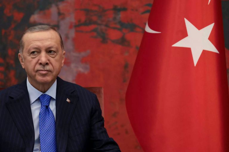 Ερντογάν: Δεν θα διστάσει να κάνει πόλεμο για να «σώσει το τομάρι του»