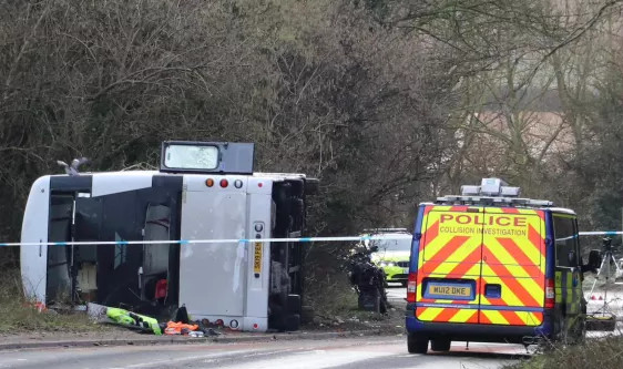 Βρετανία: Ανατράπηκε διώροφο λεωφορείο στο Σόμερσετ – Πολλοί τραυματίες