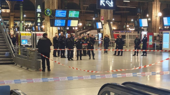 Γαλλία: Επίθεση με μαχαίρι στο Παρίσι – Πολλοί τραυματίες