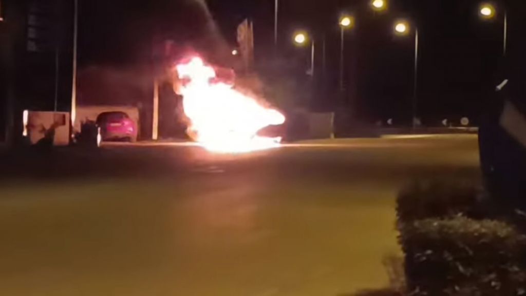 Όχημα τυλίχθηκε στις φλόγες μπροστά σε πρατήριο βενζίνης