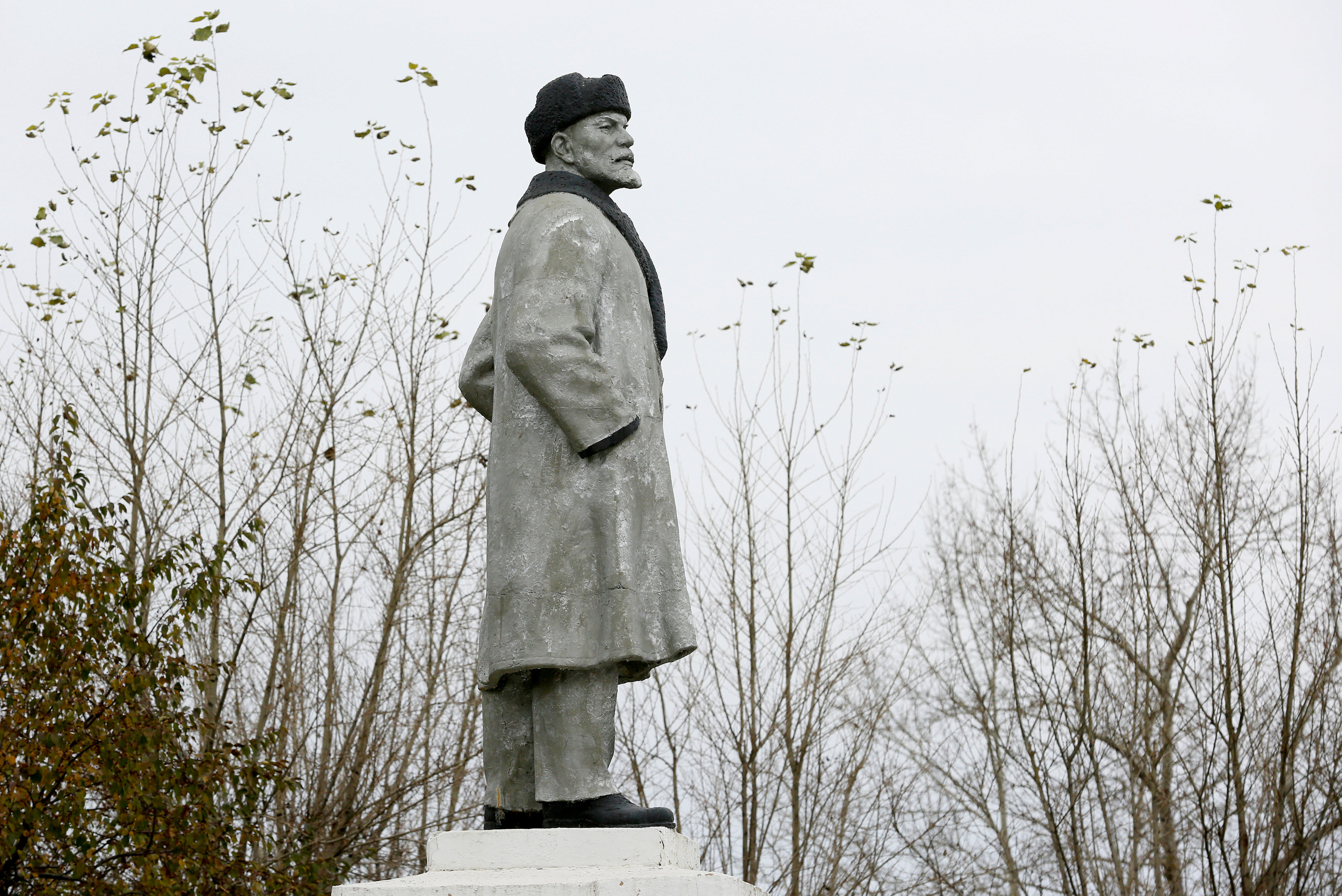 Ленин хочет видеть в кишлаке. Статуя Ленина в папахе. Дубки Ленин в папахе памятник. Памятник Ленину в Ужуре. Дубки Дагестан Ленин в папахе.