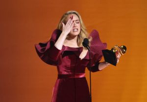 Adele – Grammy: Η στιγμή που κερδίζει βραβείο και ξεσπάει σε κλάματα