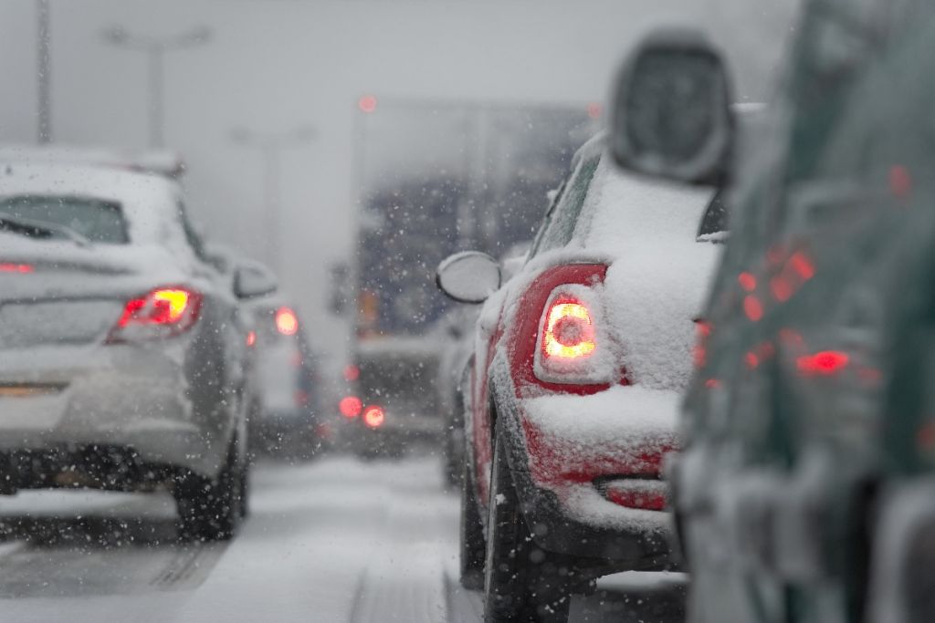 6+1 συμβουλές για οδήγηση στο χιόνι: Οι παγίδες, τι πρέπει να προσέξετε