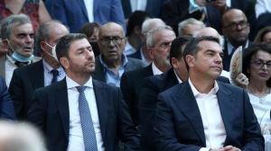 ΠΑΣΟΚ: Γιατί ο Τσίπρας στοχοποιεί τον Ανδρουλάκη