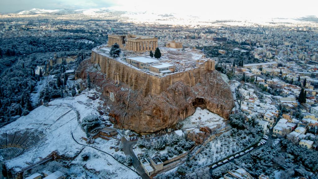 Κακοκαιρία Μπάρμπαρα: Εντυπωσιακές εικόνες της χιονισμένης Αθήνας από drone