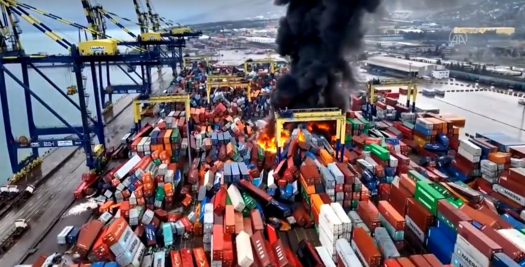 Φωτιά σε μεγάλο λιμάνι της Τουρκίας μετά τον φονικό σεισμό