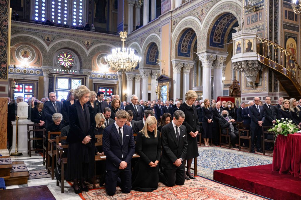 Τέως βασιλιάς Κωνσταντίνος: Η στιγμή που τα παιδιά του γονάτισαν στην Μητρόπολη