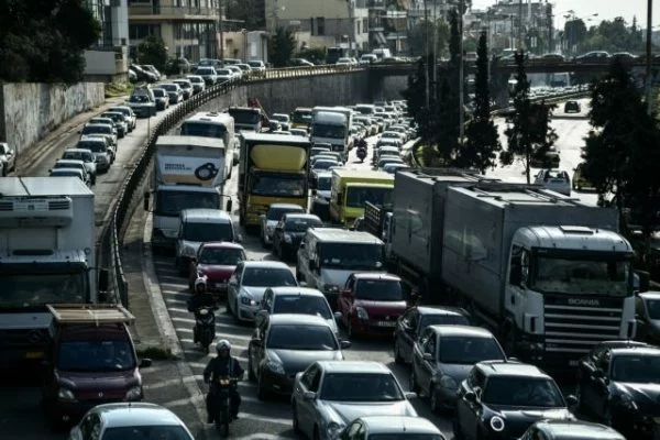 Με λεωφορεία και πλοία η έξοδος για το τριήμερο